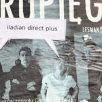 Roman Bromboszcz okleja słup ogłoszeniowy na Placu 20 Października w Mosinie