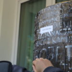 Roman Bromboszcz okleja słup ogłoszeniowy przy Mosińskim Ośrodku Kultury