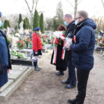 Złożenie kwiatów i zniczy przez władze gminy na grobie Piotra Mocka