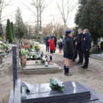Złożenie kwiatów i zniczy przez władze gminy na grobie Piotra Mocka