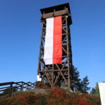 Wieża widokowa z biało-czerwoną flagą