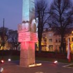 Pomnik Pamięci podświetlony na biało-czerwono